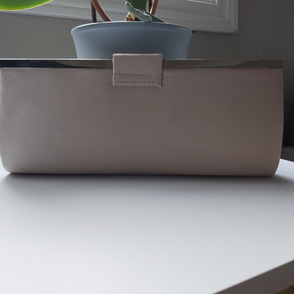 Beige clutch with shiny crystal clip on clasp, 9.5"×4.3" - Picture 2 of 8